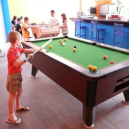 Partie de billard au snack-bar du camping Cap Sud dans les Pyrénnées-Orientales