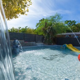 L'espace aquatique avec jet d'eau et piscine du camping Cap Sud à Alénya, près de Saint-Cyprien