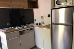 Cuisine équipée du mobil-home PRIVILEGE 2 chambres 4/6 personnes TV – CLIM – LV