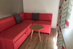 Salon du mobil-home PRIVILEGE 2 chambres 4/6 personnes TV – CLIM – LV
